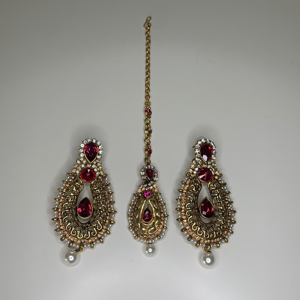 Indian fashion jewelry! Comes with earrings and tikka!